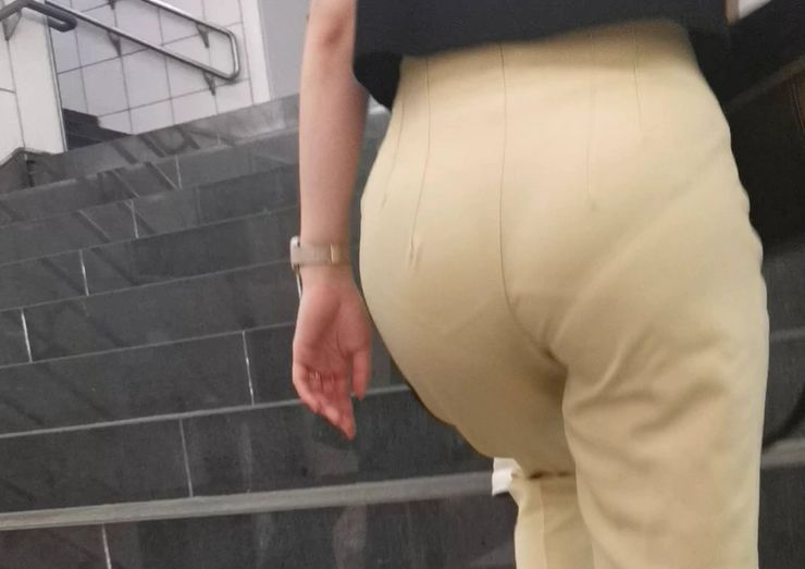 【画像】駅の階段、女のケツ見放題wwwwwwwwのサムネイル