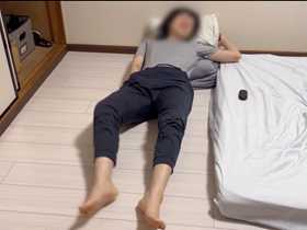 【個人撮影】彼氏がカメラで撮ってるのに会話しながらオナニー続ける彼女がエロ可愛い！素人カップル投稿映像のサムネイル