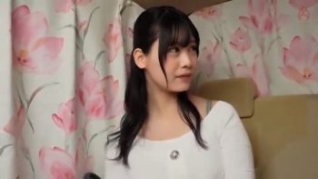 《エロ動画×素人･人妻》旦那とレスの社長夫人がロケ車で欲情しホテルで自慢の巨乳パイズリ射精を披露し狂い悶える姿のサムネイル