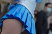 セーラーマーキュリーのコスプレイヤーさん、おパンティーがチラチラしてしまうwwwのサムネイル