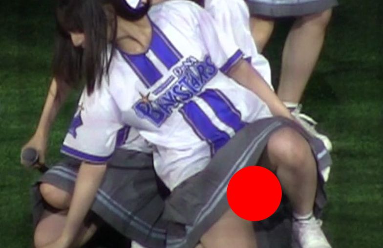 【画像】ハマスタで女性アイドルのスカートの中が丸見えにｗｗｗｗｗｗｗｗｗｗｗｗのサムネイル
