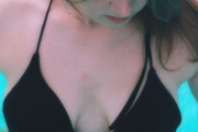 【動画】離れ乳の爆乳グラドル、エロいwwwのサムネイル