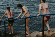 【画像】ＪＫ３人娘のえちえち水着姿、真っ昼間から全国放送されてしまうwwwのサムネイル