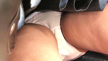 【upskirt3118逆さ撮りJK】長時間光量抜群なふっくらと膨らむフロントを撮られ、屈みで若干汚れのあるピンクPを撮られるJKのサムネイル