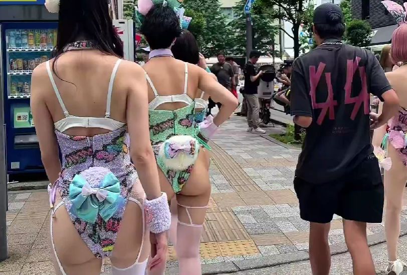 【動画あり】ドス ケベ痴女集団、アキバに集結してしまうｗｗｗｗｗｗｗｗｗｗｗのサムネイル