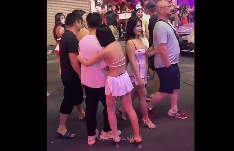 【動画】タイの繁華街、工ロ過ぎwww工ッチ女が抱きついてくるんだがｗｗｗｗｗｗのサムネイル