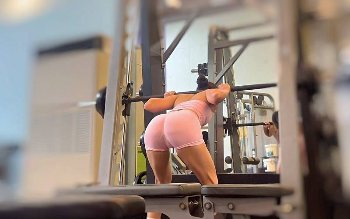 ジムで筋トレをしている女性の性的すぎる画像&動画のサムネイル