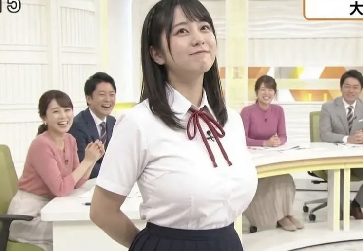 【画像】デカ乳女子アナさん、地上波でピチピチの制服姿を披露してしまうｗｗｗｗｗｗのサムネイル