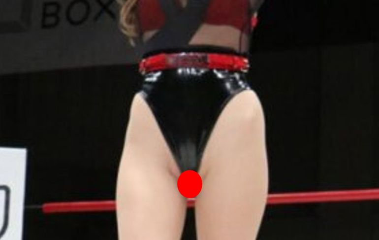 【画像】ラウンドガールさん、大陰唇ハミ出しているのに気付かずとびきりの笑顔ｗｗｗｗｗｗｗのサムネイル