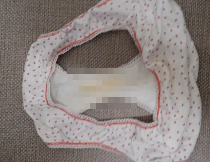 【画像】同僚女子(20)の使用済みパンティ、汚すぎだろｗｗｗｗｗｗｗｗｗｗのサムネイル
