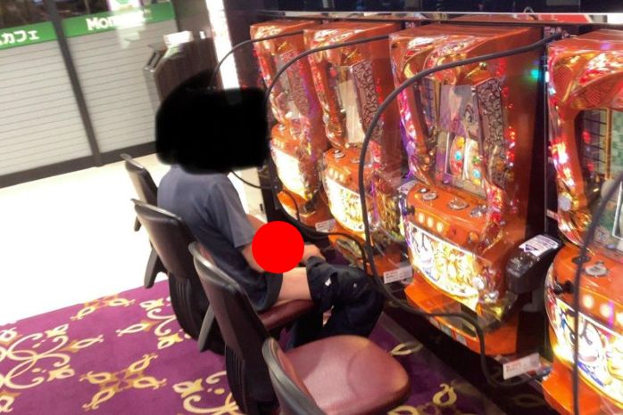 【ガチ画像】パチンコの演出が工ロすぎて、シコってしまう男が激写されるｗｗｗｗｗｗｗｗｗのサムネイル