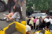 中国女子、SUV車に轢かれて股間丸出しで救出されるのサムネイル